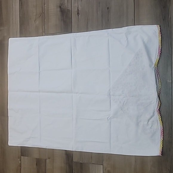 Vintage handmade white pillowcases with white yellow pink doilies tatting added - Picture 8 of 11